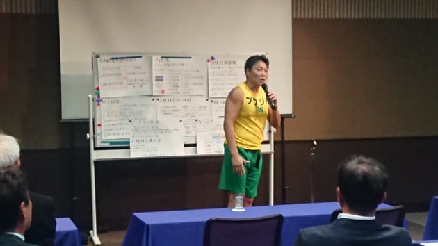 講演会で話すサバンナの八木真澄さん