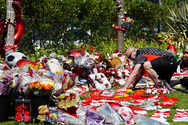 Αφιέρωμα στο στάδιο Άνφιλντ, έδρα της Λίβερπουλ, στη μνήμη του Ντιόγκο Γιότα που πέθανε σε ηλικία 28 ετών. Ημερομηνία της φωτογραφίας: Πέμπτη 3 Ιουλίου 2025. (Φωτογραφία: Peter Byrne/PA Images via Getty Images)