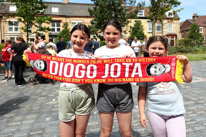 ΛΙΒΕΡΠΟΛ, ΑΓΓΛΙΑ - 03 ΙΟΥΛΙΟΥ: Νεαροί οπαδοί της Λίβερπουλ ποζάρουν για μια φωτογραφία με ένα κασκόλ που γράφει "Diogo Jota" καθώς αποτίουν φόρο τιμής στον Diogo Jota στο Anfield στις 03 Ιουλίου 2025 στο Λίβερπουλ της Αγγλίας. Ο νυν παίκτης της Λίβερπουλ και διεθνής με την Πορτογαλία Jota έχασε τη ζωή του σε αυτοκινητιστικό δυστύχημα στη Zamora της Ισπανίας σε ηλικία 28 ετών (Photo by Jess Hornby/Getty Images).