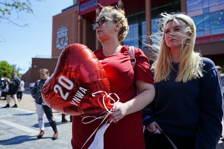 Ο κόσμος συγκεντρώνεται για να αφήσει φόρο τιμής στο στάδιο Άνφιλντ, έδρα της Λίβερπουλ, στη μνήμη του Ντιόγκο Γιότα που πέθανε σε ηλικία 28 ετών. Ημερομηνία φωτογραφίας: Πέμπτη 3 Ιουλίου 2025. (Φωτογραφία: Peter Byrne/PA Images via Getty Images)