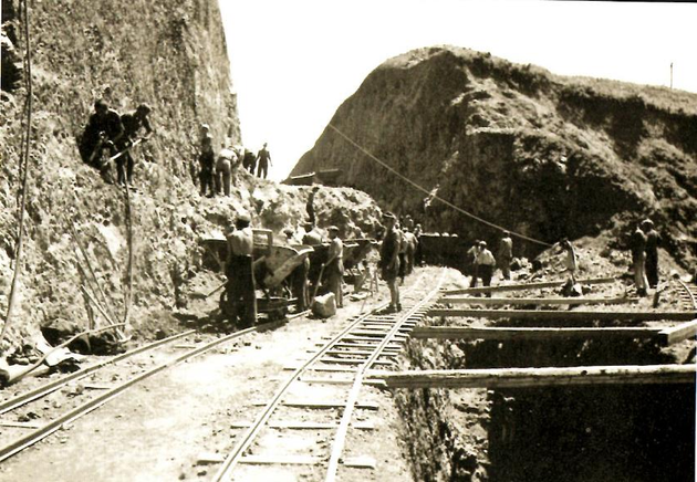 Εργασίες για την τομή υπό την επίβλεψη Γερμανού επόπτη