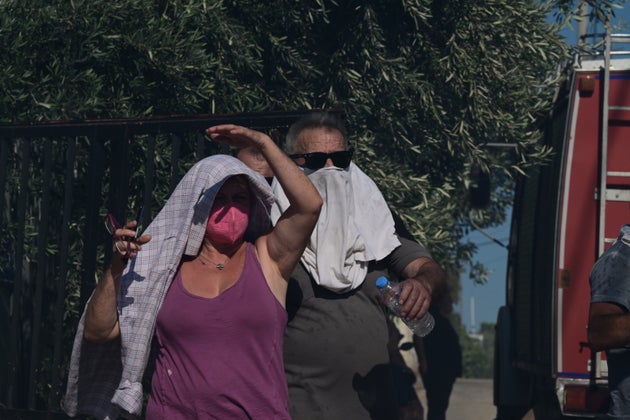 Κάτοικοι απομακρύνονται από τα σπίτια τους