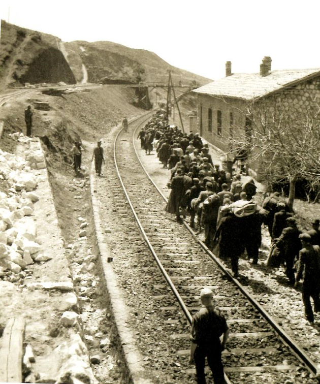 Οι Εβραίοι και μπροστά ο στατοπεδάρχης της Todt