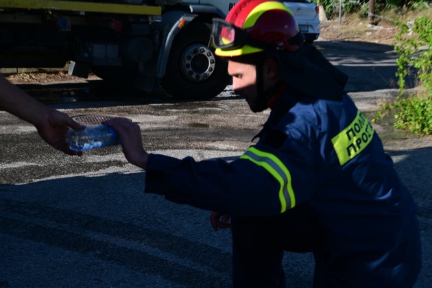 Πυροσβέστης στην πυρκαγιά στην Ανατολική Αττική
