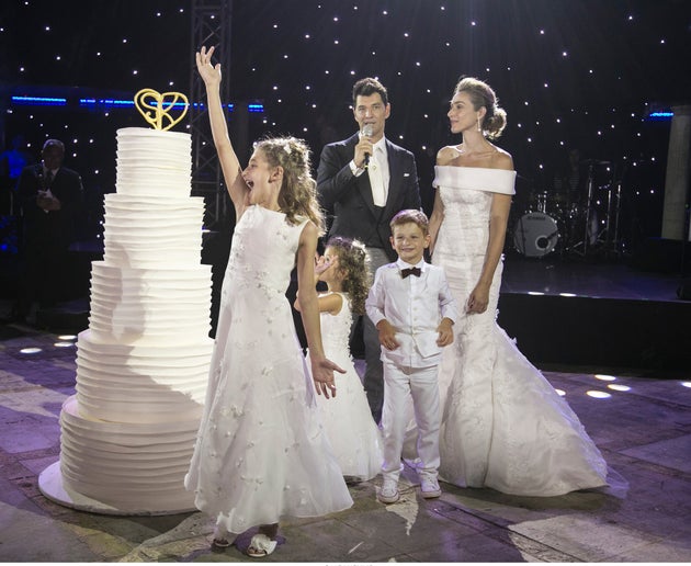 Το ζευγάρι μπροστά στη γαμήλια τούρτα.