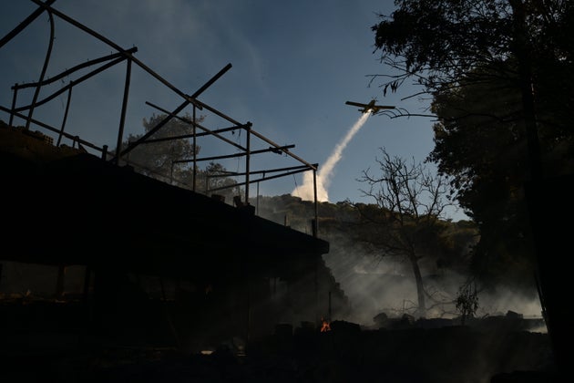 Πυρκαγιά στην Ραφήνα, Πέμπτη 3 Ιουλίου 2025. Στο σημείο επιχείρησαν 90 πυροσβέστες με 15 οχήματα, εθελοντές, 2 αεροσκάφη και 3 ελικόπτερα. (ΤΑΤΙΑΝΑ ΜΠΟΛΑΡΗ/EUROKINISSI)