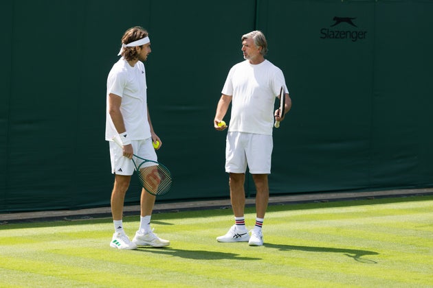Ο Στέφανος Τσιτσιπάς από την Ελλάδα με τον νέο προπονητή του Γκόραν Ιβανίσεβιτς κατά τη διάρκεια προπόνησης στο Court Three για την προετοιμασία του Wimbledon Lawn Tennis Championships στο All England Lawn Tennis and Croquet Club στο Wimbledon στις 27 Ιουνίου 2025, στο Λονδίνο, Αγγλία. (Φωτογραφία: Tim Clayton/Getty Images)