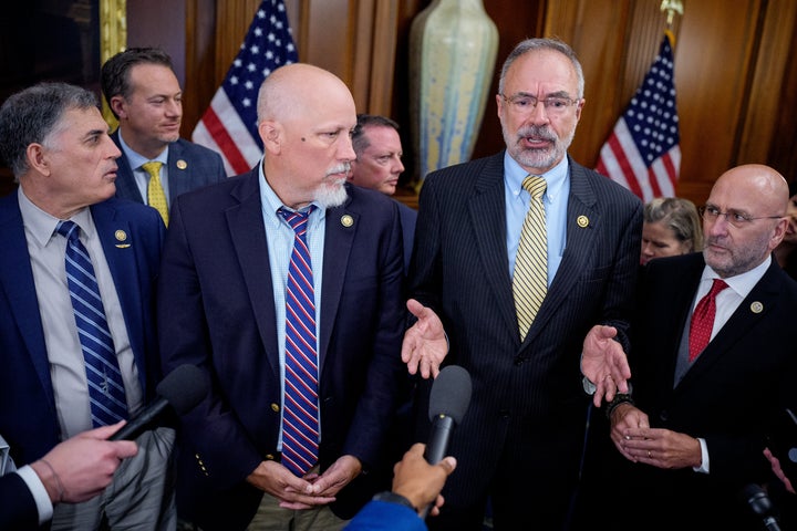 El presidente de la Caucus Caucus de la Casa, Andy Harris (R-Md.), En segundo lugar de la derecha, acompañado por el representante Andrew Clyde (R-Ga.), Rep. Michael Cloud (R-Texas), Rep. Chip Roy (R-Texas), Rep. Eric Burlison (R-Mo.) Y el Representante Clay Higgins (R-LA)