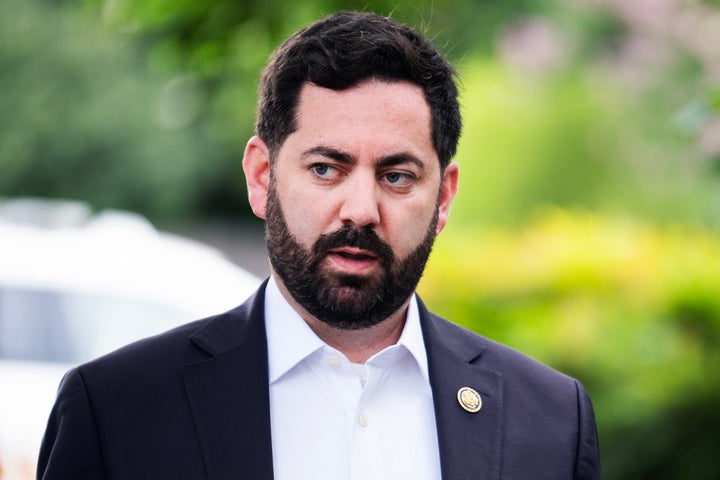 El representante Mike Lawler (RN.Y.) llega para una reunión de la Conferencia Republicana de la Cámara el mes pasado en el Capitol Hill Club.