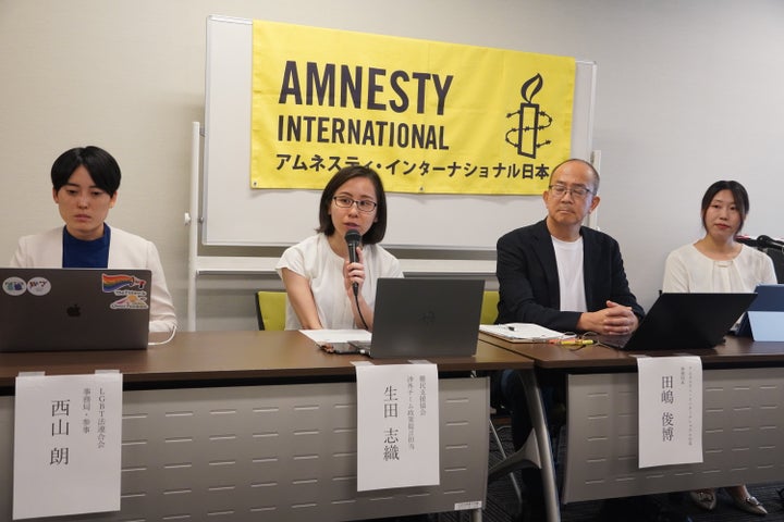 記者会見するアムネスティ・インターナショナル日本、LGBT法連合会、難民支援協会のメンバーら（東京・千代田、2025年7月4日）