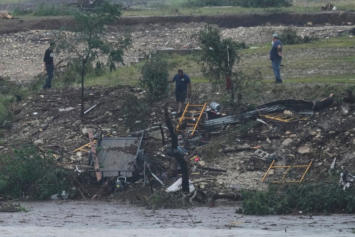 Os danos da pesquisa de homens deixados por um rio Guadalupe, sexta -feira, 4 de julho de 2025, em Kerrville, Texas. (AP Photo/Eric Gay)