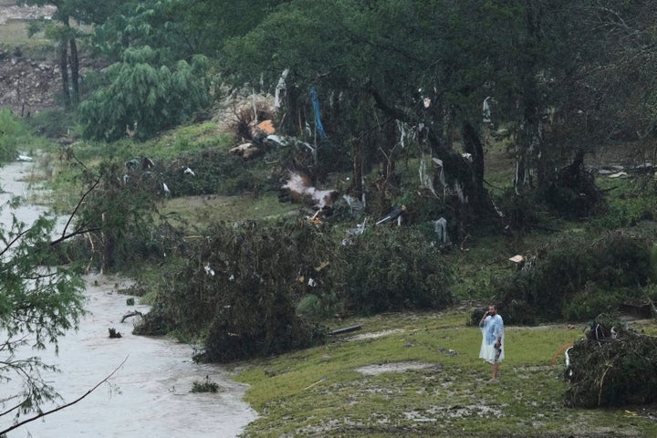 Um homem leva a danos causados ​​por um rio Raging Guadalupe, sexta -feira, 4 de julho de 2025, em Kerrville, Texas. (AP Photo/Eric Gay)