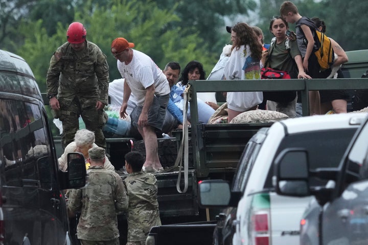 Os socorristas entregam pessoas a um centro de reunificação após inundações repentinas na área, sexta -feira, 4 de julho de 2025, em Ingram, Texas. (AP Photo/Eric Gay)
