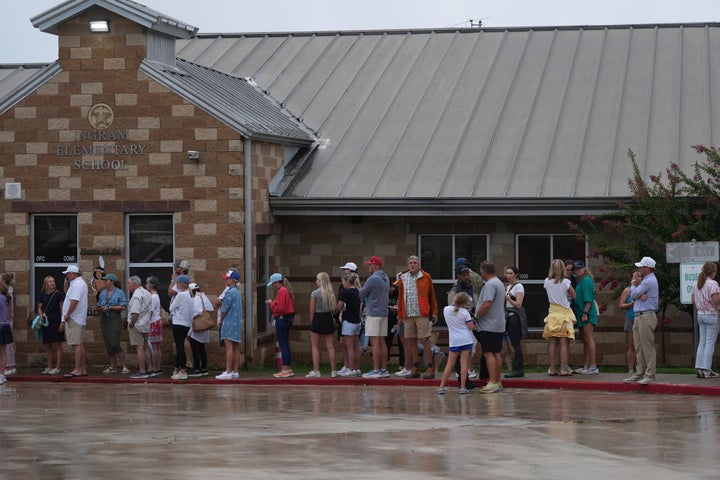 As famílias se alinham em um centro de reunificação depois de inundar a área, sexta -feira, 4 de julho de 2025, em Ingram, Texas. (AP Photo/Eric Gay)