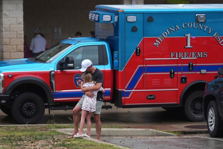 As pessoas se reúnem em um centro de reunificação depois que as inundações repentinas atingiram a área, sexta -feira, 4 de julho de 2025, em Ingram, Texas. (AP Photo/Eric Gay)