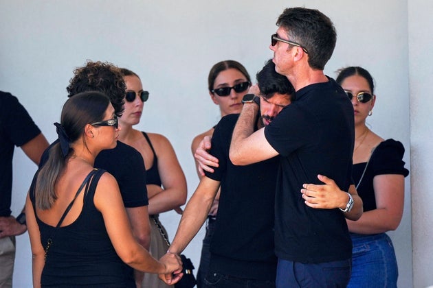 Μέλη της οικογένειας και στενοί φίλοι αποχαιρετούν τον Diogo Jota και τον αδερφό του André Silva.