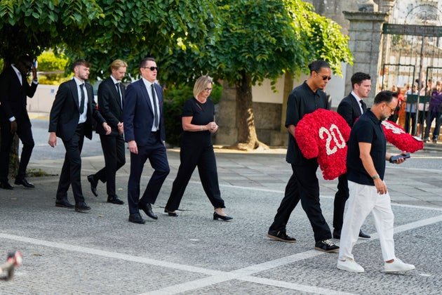 Όλη η ομάδα της Λίβερπουλ έφτασε στην Ποστογαλία για να αποχαιρετήσει τον Diogo Jota και τον αδερφό του André Silva.