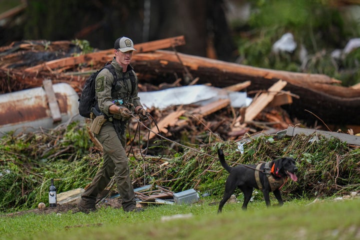 As autoridades penham pelas margens do rio Guadalupe depois que uma inundação repentina varreu a área no sábado, 5 de julho de 2025, em Hunt, Texas. (AP Photo/Julio Cortez)