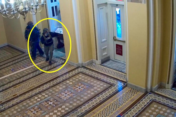 Esta imagem do vídeo da Polícia do Capitólio dos EUA, contida na declaração de fatos que apoia o mandado de prisão para Edward Kelley e anotada pela fonte, mostra Kelley entrando no Capitólio dos EUA em 6 de janeiro de 2021, em Washington. 