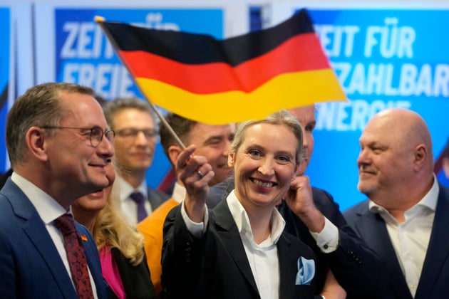 Ηγέτης του ακροδεξιού κόμματος AfD, Άλις Βάιντελ, κρατά μια γερμανική σημαία στα κεντρικά γραφεία του AfD στο Βερολίνο, μετά τις εθνικές εκλογές στη Γερμανία.