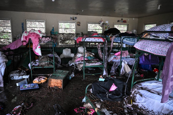 Uma vista dentro de uma cabine no Camp Mystic, que foi essencialmente lavada após as inundações repentinas no centro do Texas no sábado. O xerife do condado de Kerr, Larry Leitha, disse no domingo que 11 campistas e um conselheiro de acampamento permanecem desaparecidos no campo de verão cristão que fica nas margens do rio Guadalupe.
