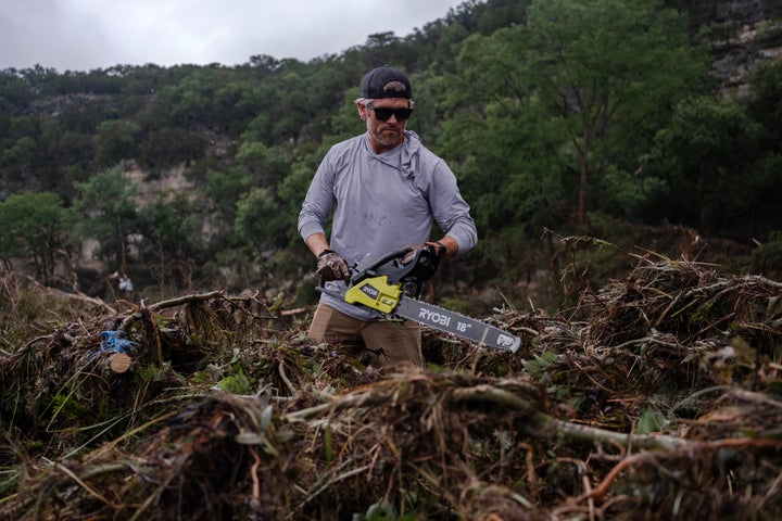 Os trabalhadores de busca e recuperação cavam detritos que procuram sobreviventes ou corpos varridos nas inundações repentinas perto de Camp Mystic no domingo em Hunt, Texas. As fortes chuvas causaram inundações ao longo do rio Guadalupe, no centro do Texas, com várias mortes.