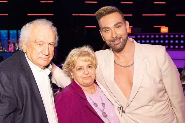 O Νίκος Κοκλώνης με τους γονείς του.