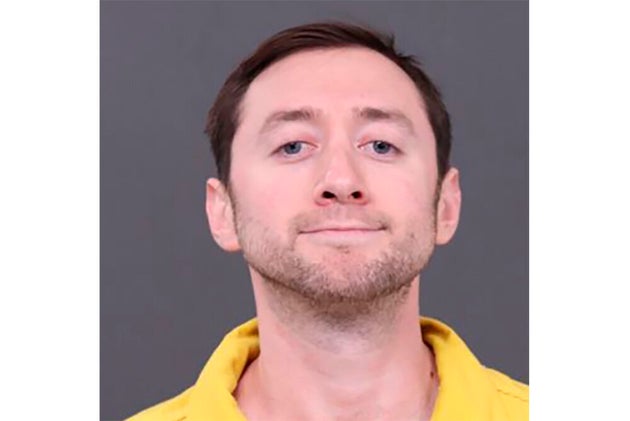 Αυτή η φωτογραφία παρέχεται από το Γραφείο του Εισαγγελέα της Κομητείας Μπακς και δείχνει τον 33χρονο Τζάστιν Μον. Ο Μον κατηγορείται ότι αποκεφάλισε τον πατέρα του στα προάστια της Φιλαδέλφειας και δημοσίευσε ένα φρικιαστικό βίντεο στα μέσα κοινωνικής δικτύωσης που τον δείχνει να κρατάει το κομμένο κεφάλι. (Γραφείο Εισαγγελέα της Κομητείας Μπακς μέσω AP)