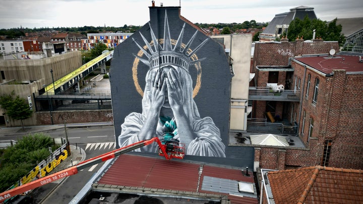 A artista da Holanda Judith de Leeuw pintou a peça da Estátua da Liberdade em Roubaix, França.