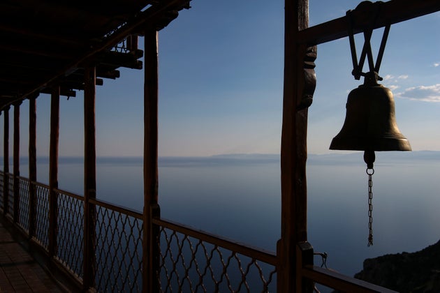 Μονή Σιμωνόπετρας, ένα μοναστήρι του 13ου αιώνα στο Άγιο Όρος, την ιερή χερσόνησο που φιλοξενεί 20 μοναστήρια με 2500 χριστιανούς ορθόδοξους μοναχούς. Ολόκληρη η χερσόνησος αποτελεί μνημείο παγκόσμιας πολιτιστικής κληρονομιάς στον κατάλογο της UNESCO και προστατεύεται.ί