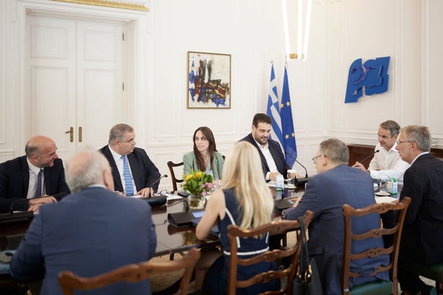 Στιγμιότυπο από τη σύσκεψη του Κυριάκου Μητσοτάκη με την πολιτική ηγεσία του Υπουργείου Εσωτερικών