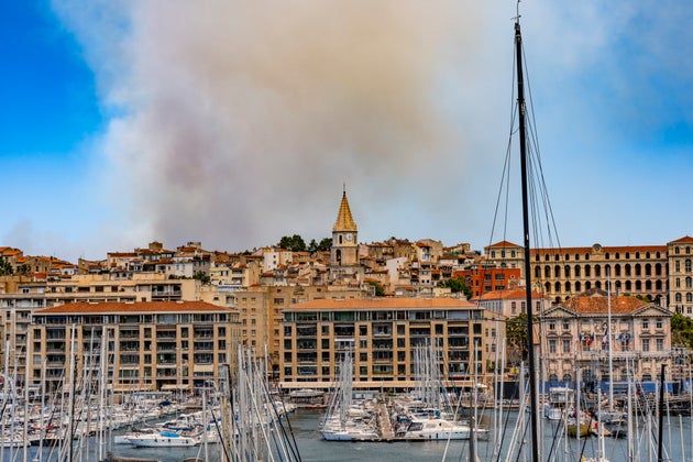 Μια πυρκαγιά που καίει σήμερα στους λόφους βόρεια της Μασσαλίας, στην περιοχή Les Pennes-Mirabeau, παράγει πυκνό καπνό ορατό από το Vieux-Port στις 8 Ιουλίου 2025 στη Μασσαλία, Γαλλία.