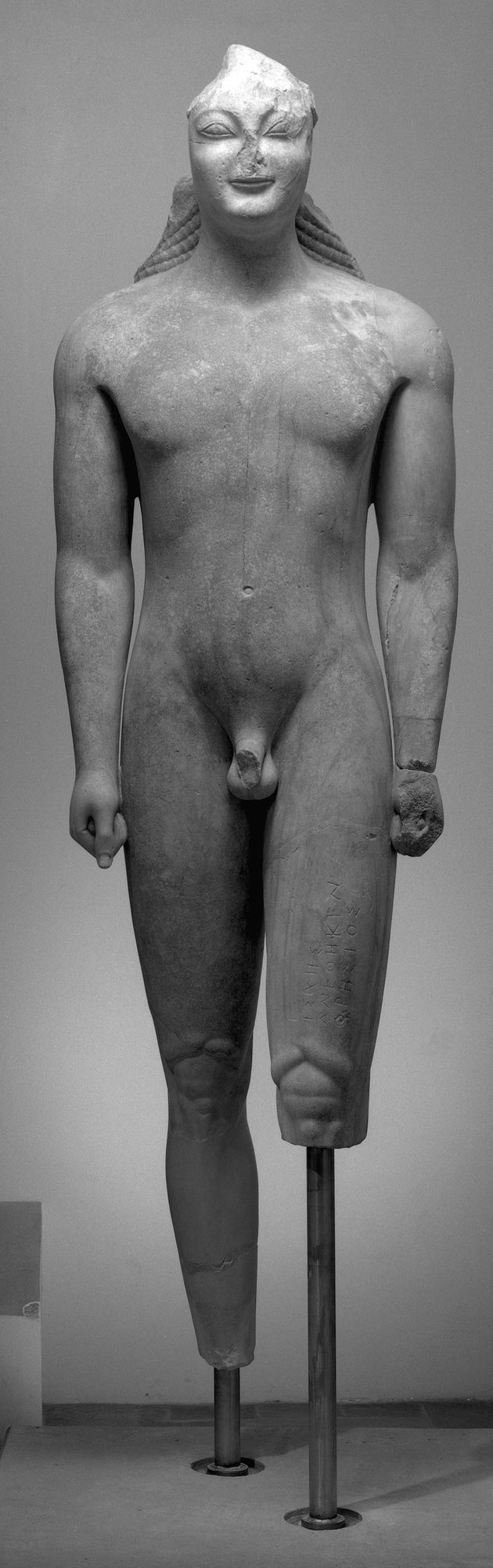 Μνημειακό άγαλμα κούρου αφιερωμένου από τον Ισχή στο Ηραίο (6ος αι. π.Χ.) © Υπουργείο Πολιτισμού/Εφορεία Αρχαιοτήτων Σάμου και Ικαρίας)