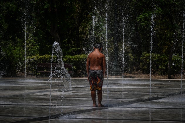 Δυο μικρά παιδιά χαίρονται την δροσιά στους πίδακες νερού σε κεντρικό πάρκο της Αθήνας, καθώς διανύουμε την τέταρτη μέρα καύσωνα σε όλη την χώρα, Τετάρτη 9 Ιουλίου 2025 (ΤΑΤΙΑΝΑ ΜΠΟΛΑΡΗ/EUROKINISSI)