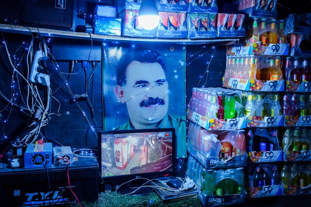 Εικόνα του φυλακισμένου ηγέτη του ΡΚΚ, Αμπντουλάχ Οτσαλάν (AP Photo/Bernat Armangue)