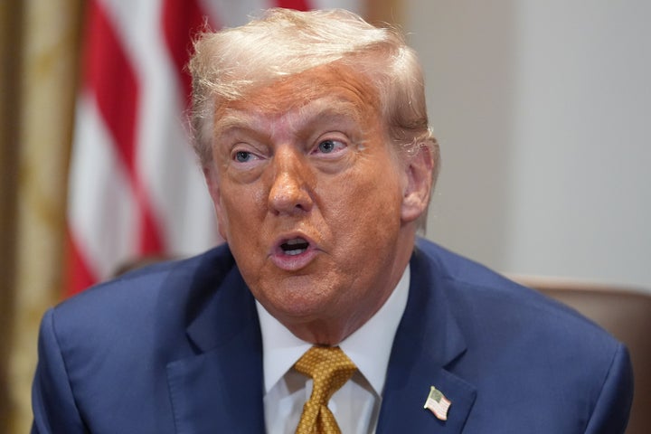 O presidente Donald Trump realizou outra reunião de gabinete abrangente na terça-feira, repleta de falsidades aparentes.