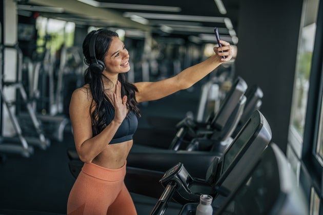 Η ζωή μοιράζεται στον ψηφιακό κόσμο κι εκεί που λίγοι άνθρωποι αποτελούσαν μέρος του κύκλου, τώρα οι ακόλουθοι γίνονται ο κύκλος του περιβάλλοντος μας. 