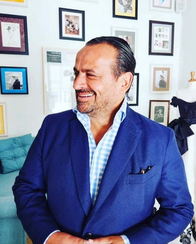 Ο σχεδιαστής Βασίλης Ζούλιας στο ατελιέ του