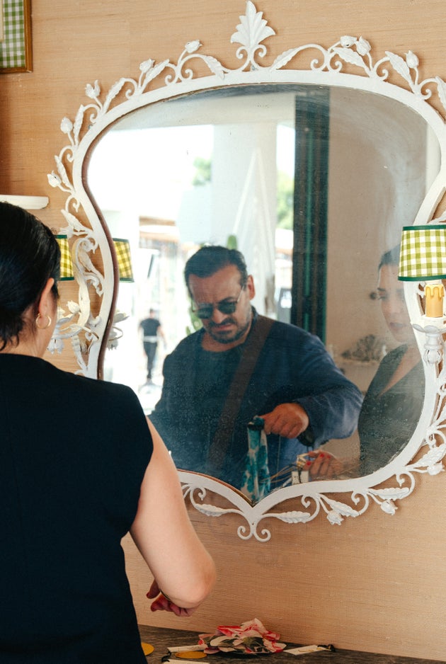 Ο Βασίλης Ζούλιας στον χώρο του νέου καταστήματος