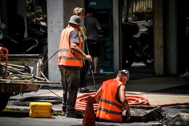 Εργαζόμενοι σε οικοδομές και έργα στον δρόμο, σε συνθήκες υψηλών θερμοκρασιών, καύσωνα στο κέντρο της Αθήνας, 27 Ιουνίου 2025 (ΤΑΤΙΑΝΑ ΜΠΟΛΑΡΗ / EUROKINISSI)