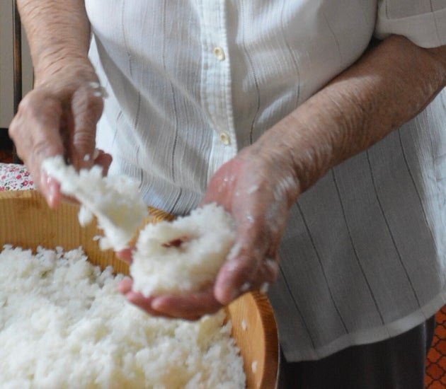 おにぎりを作るひいおばあちゃん