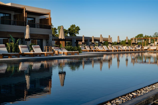 Το νέο παραθαλάσσιο boutique resort Unda 5 αστέρων στη Ρόδα Κέρκυρας από τη Mayor.