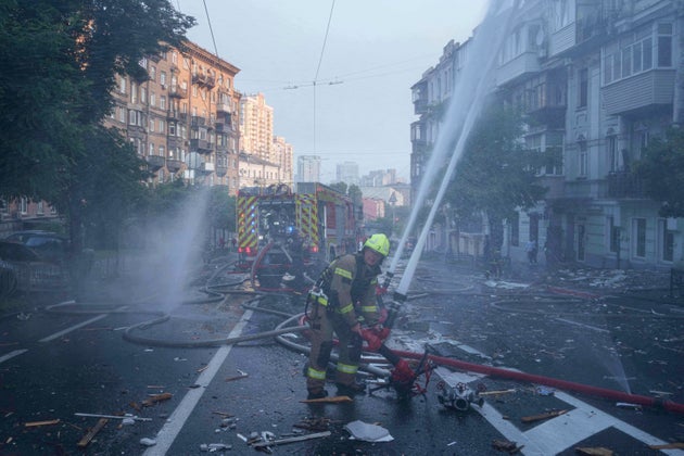 Διασώστες στο Κίεβο (AP Photo/Evgeniy Maloletka)