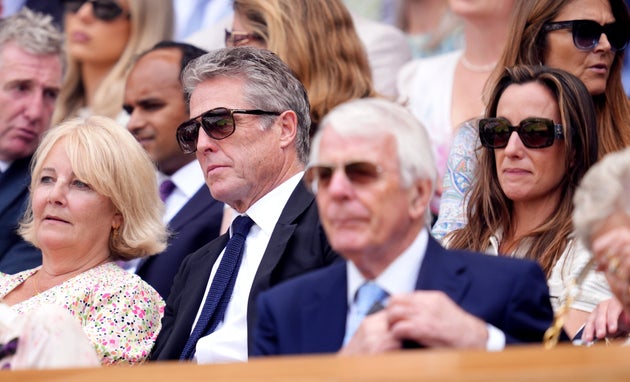 Ο Χιου Γκραντ στο Royal Box με τη σύζυγό του Άννα (δεξιά) την δέκατη ημέρα του Πρωταθλήματος Γουίμπλεντον 2025 στο All England Lawn Tennis and Croquet Club, Λονδίνο. Ημερομηνία φωτογραφίας: Τετάρτη 9 Ιουλίου 2025. (Φωτογραφία από Adam Davy/PA Images μέσω Getty Images)