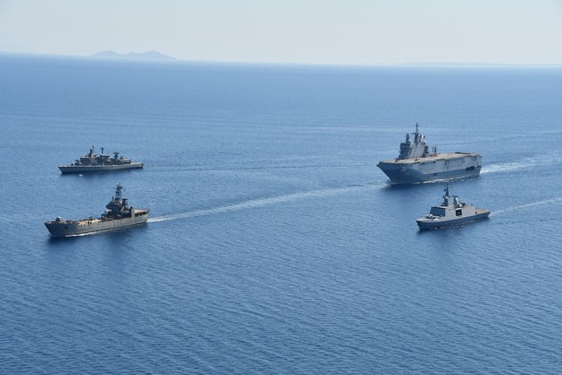 To «Dixmude» συνοδευόμενο από σκάφη των ναυτικών Ελλάδας και Γαλλίας