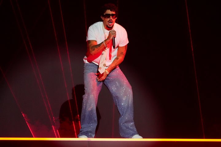 Bad Bunny se apresentando no iHeartRadio Music Awards em Los Angeles em março.