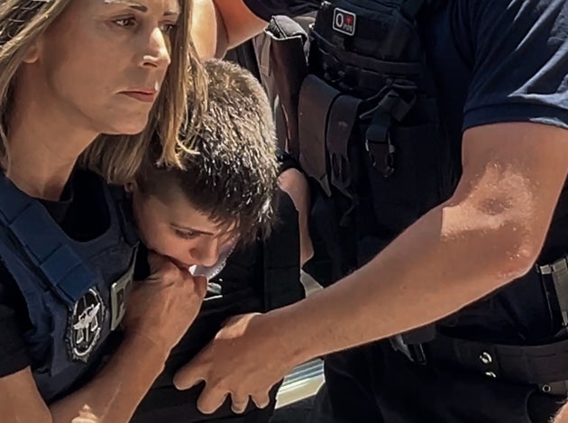 Απολογία της Ειρήνης Μουρτζούκου στον Εισαγγελέα Πάτρας, Τετάρτη 9 Ιουλίου 2025. Η 25χρονη που συνελήφθη το απόγευμα της Δευτέρας (7/7/25) σε ξενοδοχείο στην Αθήνα, από το Τμήμα Εγκλημάτων Κατά Ζωής της Διεύθυνσης Οργανωμένου Εγκλήματος κατηγορείται για τους θανάτους των δύο δικών της παιδιών και του βρέφους φίλης της το 2021. Επίσης κατηγορείται για απόπειρα ανθρωποκτονίας μέσω πνιγμού μιας γυναίκας που φέρεται να την έπιασε από το λαιμό. (ΔΗΜΗΤΡΗΣ ΧΡΙΣΤΟΔΟΥΛΟΠΟΥΛΟΣ/EUROKINISSI)