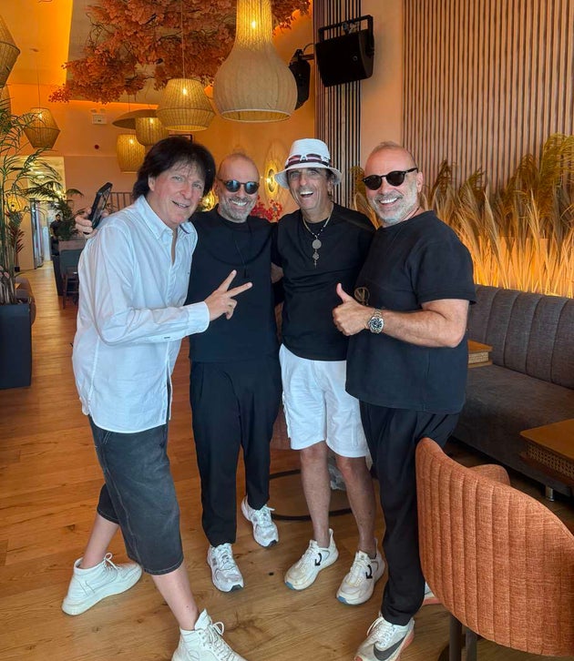 Ο Μιχάλης Τσαουσόπουλος, ο Βασίλης Κεραμίδας, ο Άλις Κούπερ και ο Θωμάς Κεραμίδας.