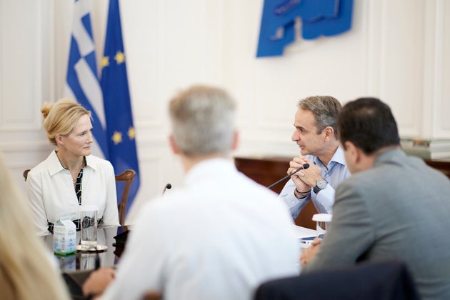 Κατά τη διάρκεια της συνάντησης με την Αντιπρόεδρο της Meta ο Κυριάκος Μητσοτάκης αναφέρθηκε στις πρωτοβουλίες της Ελλάδας για τον περιορισμό των ψηφιακών κινδύνων που αντιμετωπίζουν οι νέοι