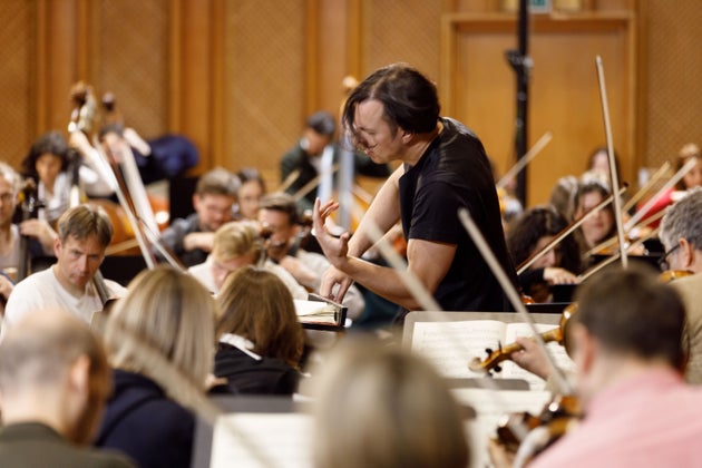 Ο Θεόδωρος Κουρεντζής διευθύνει την Ορχήστρα Utopia